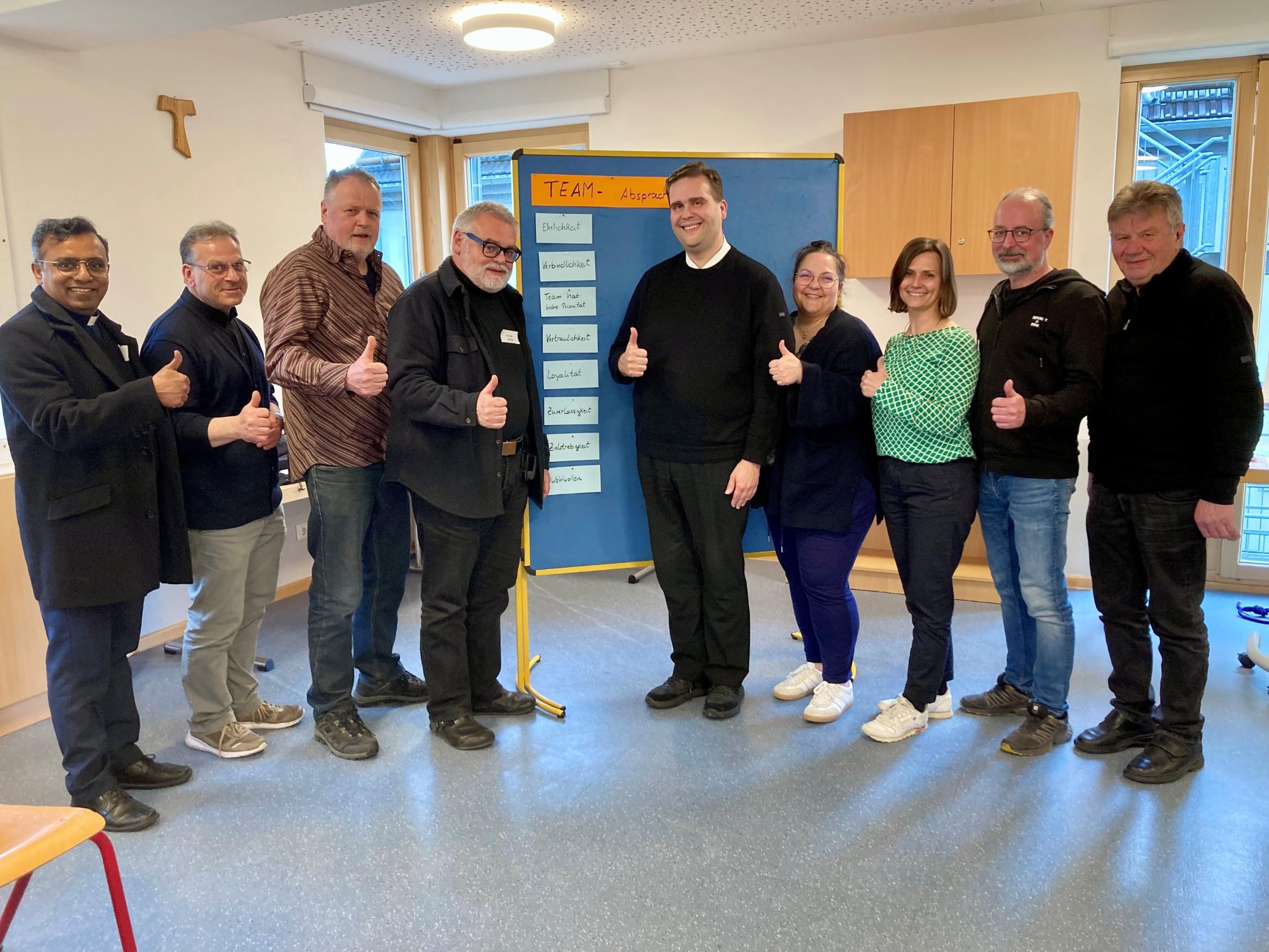 V.l.n.r.: Pfarradministrator Cyriac Chittukalam, Pfarrer Richard F. Reis, Pastoralreferent Josef Grünbeck, Pastoralreferent Harald Ulbrich, Leitender Pfarrer Detlef Pötzl, Gemeindereferentin Kathrin Ritter, Verwaltungsleiterin Stephanie Trautendorfer, Gemeindereferent Andreas Roderer, Diakon Alfred Trebes (nicht im Bild: Pfarrer Thomas Hauth, Pfarrvikar Anton Heinz)